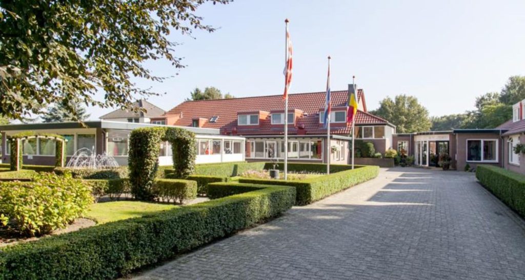 binnenplaats richting restaurant Zwembad seniorenhotel de Postelhoef