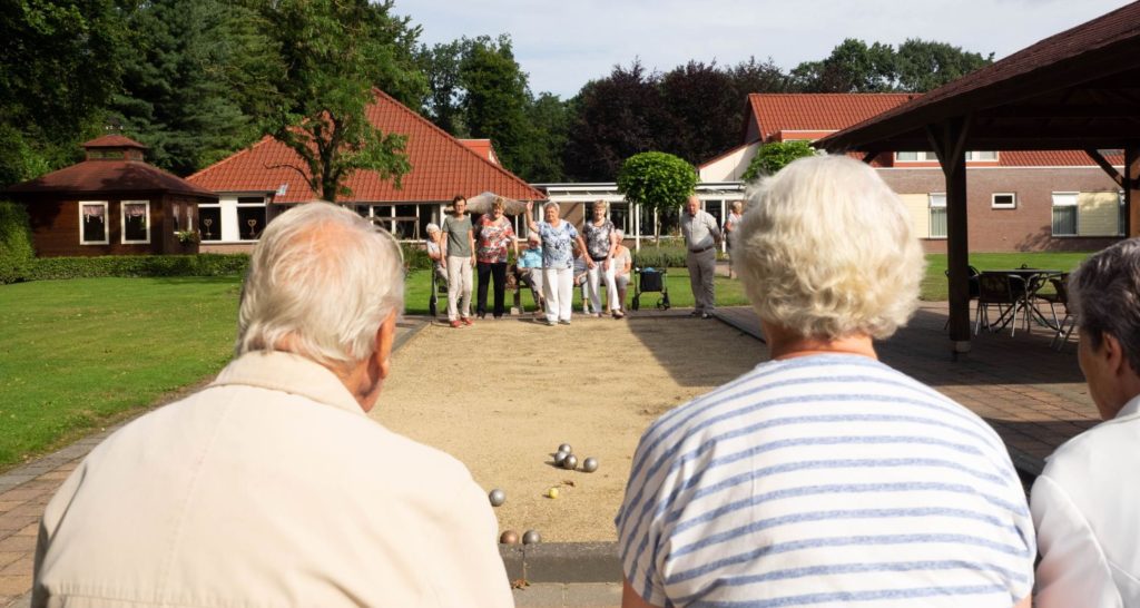 Ouderen jeu de boule bij hotel de postelhoef