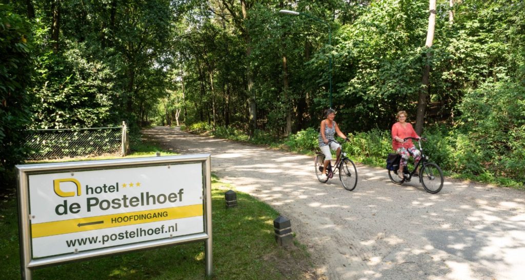 fietser Zwembad seniorenhotel de Postelhoef