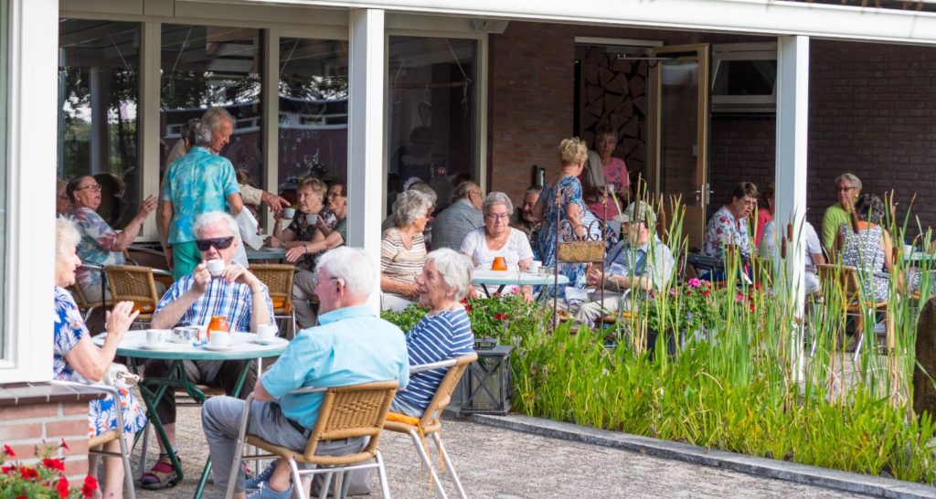 terras Zwembad seniorenhotel de Postelhoef